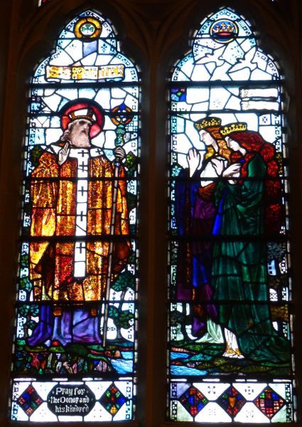Links Sint Patrick; rechts Ethne en Fidelma bij de bron aan hun voeten. Boven beider hoofd een duif, hun ziel die zijn vlucht zal nemen naar de hemel om daar de schoonst denkbare koning met eigen ogen te mogen zien. Voorafgebeeld door de kroon boven in.