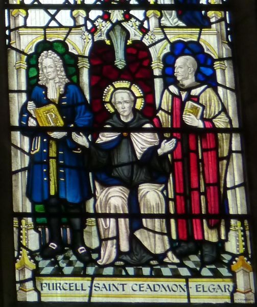 Caedmon tussen twee latere componisten van religieuze muziek: links: Henry Purcell (+ 1695); rechts: Edward Elgar (+ 1934). Ca 1930, glasschilderkunst (detail van een raam gewijd aan liturgische kunstenaars)