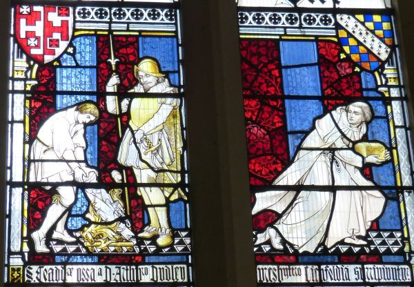 links: vernietiging van St Chad's relieken rechts: kanunnik Arthur Dudley brengt een gedeelte in veiligheid