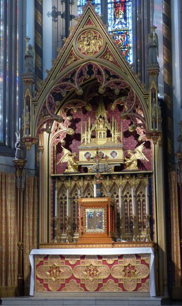 Huidige plek van St Chad's reliekschrijn boven het hoogaltaar