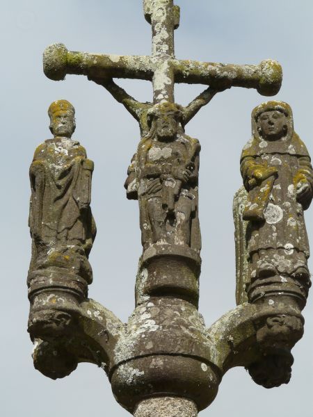 Zogeheten Calvaire. Links St Sané.