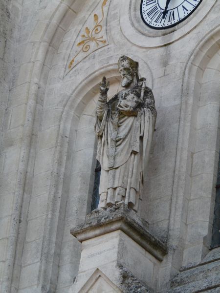 Lubinus als bekroning van de topgevel aan de ingang van de kerk.
