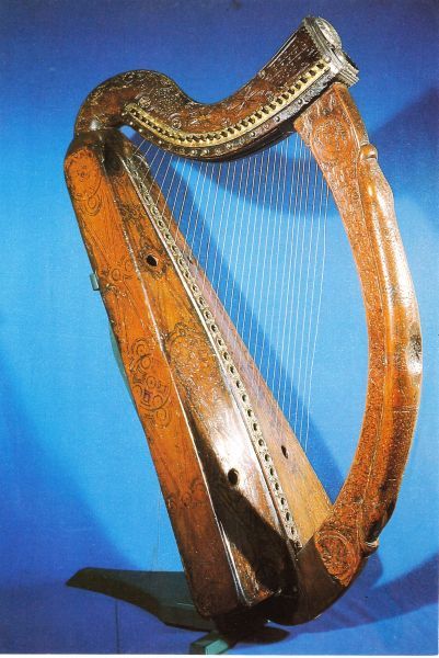 Dit voorwerp staat te boek als de 'Harp van Brian Boru'. Echter: het voorwerp dateert op zijn vriegst uit de 16 à 17e eeuw, ruim na Brian Boru dus.