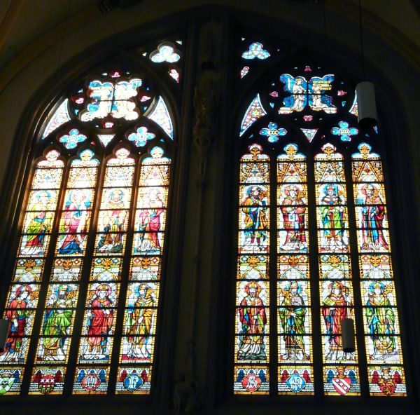 Raam met heilige bisschoppen van Maastricht. li.bo: Maternus, (engel met spreukband), Servatius en Agricolaus; re.bo: Ursicinus, Designatus, Renatus en Supplicius (Sulpicius); li.be: Quirilaus, Eucherius, Falco en Eucharius; re.be: Domitianus, Monulfus, Gondulfus en Perpetuus.