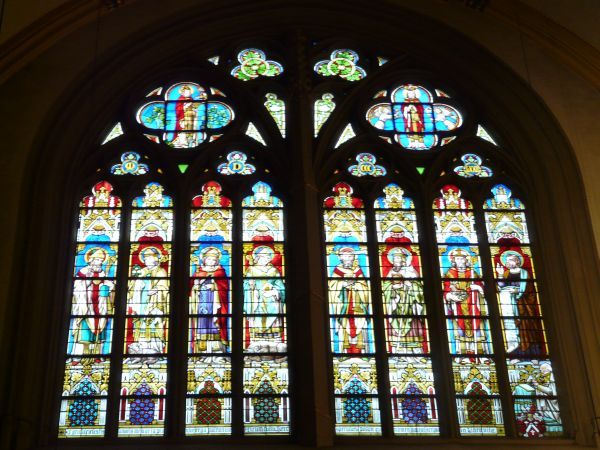Tweede raam met heilige bisschoppen van Maastricht. v.l.n.r.: Ebrigius (Ebregisus), Johannes Agnus, Amandus, Remaclus, Theodardus, Lambertus, Hubertus (en de apostel Petrus, wiens opvolgers en collega's zij zijn).