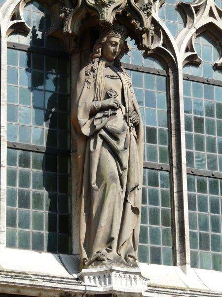 Beeld boven de toegang van de kerk.