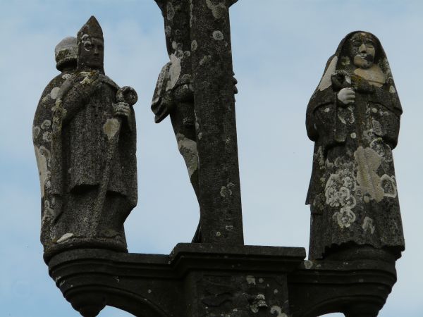 Rechts: Sint Gwentroc(?); links: Efflez.