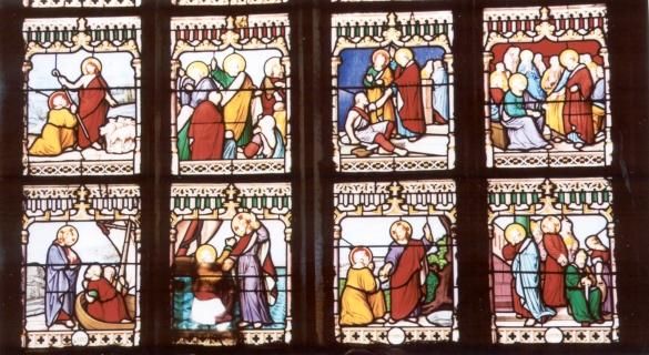 Onder v.l.n.r.: Petrus door Jezus geroepen(Mt. 4, 18-22); wandelt over water (Mt 14,22-33); ontvangt sleutels koninkrijk (Mt 16); verloochent Jezus (Mt. 26, 57-75). Boven v.l.n.r.: 'weid mijn schapen' (Jo 21); preekt op pinkstermorgen (Ha 2); geneest met Johannes lamme (Ha 3); voor het sanhedrin (Ha 4) .