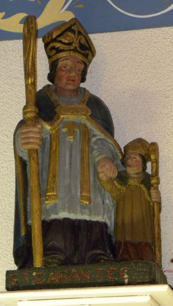 In Bretagne wordt de heilige niet aangeduid met een kransje rond zijn hoofd, maar door hem een mijter op te zetten! Frankrijk, Bretagne, Carantec, St-Carantec.
