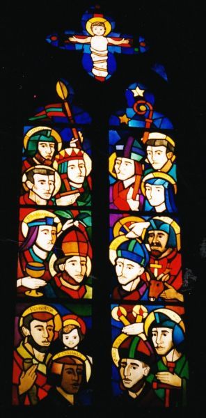 ± 1960, glasschilderkunst. Veertien Noodhelpers Achatius, Barbara (kelk), Blasius (twee kaarsen), Catharina (rad), Christophorus, Cyriacus, Dionysius (Denis; hoofd in handen), Erasmus (spoel), Eustachius (hert met kruis in gewei), Georgius (Joris: draak), Gilles met hert tegen zich op, Margaretha (draak aan ketting), Pantaleon (handen op hoofd gespijkerd), Vitus (pot).