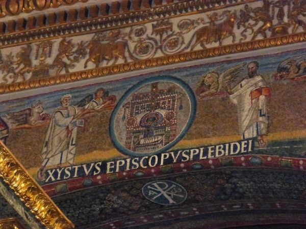 In de top van de triomfboog boven het altaar van de Santa Maria Maggiore heeft Sixtus zich laten vereeuwigen met het opschrift: 'Sixtus bisschop [schenkt deze kerk] aan het volk van God'