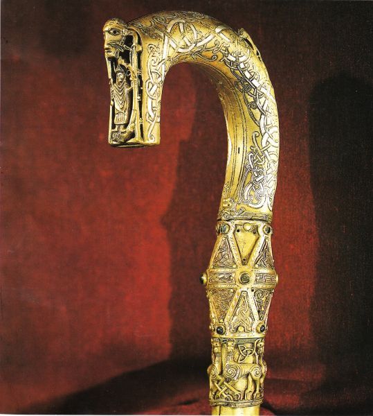 De kromstaf van Clonmacnoise zou vervaardigd zijn in de 11e eeuw. Ruim na Ciarán. Maar in de greep van de stad staat een kleine bisschopsfiguur afgebeeld. Zou hij niet Ciaran kunnen zijn?