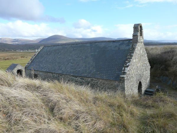 Kerkje van Sint Tanwg te Llandanwg, Noord-Wales iets ten zuiden van Harlech. Opvolger van een nog veel kleiner kerkje dat waarschijnlijk door Sint Tanwg zelf is gesticht, mogelijk als kapel bij zijn kluizenaarscel. Een van de oudste christelijke vestigingen van Groot-Brittannië.