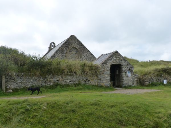 Kerkje van Sint Tanwg te Llandanwg, Noord-Wales iets ten zuiden van Harlech. Toegang vanaf het land. Het dakruitertje kijkt uit over de zee naar het westen.