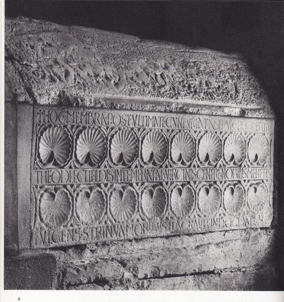 Sarcofaag van Teclechildis. De inscriptie luidt: 'Cenubii huius mater sacratas do vir(gines sumen) tes oleum cum lampadibus prudente (docuit sponso) filias occurire X P M haec demu exultat parad(isi triumpho).' [ 'Dit graf bevat de laatste resten van de gelukzalige Theodechilde, onbevlekte maagd, van edel geslacht, stralend van verdiensten, ijverig in goede zeden: zij brandde [van ijver] voor de levengevende leer. Als moeder van dit klooster leerde zij haar aan God toegewijde dochters om op Christus hun bruidegom toe te snellen, als wijze maagden, toegerust met olie voor hun lampen. In haar dood jubelt zij uiteindelijk in de triomf van het paradijs.'