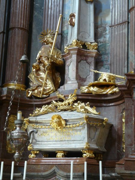 Sankt-Koloman-altaar met reliekschrijn (voorgrond) en knielende Koloman (achtergrond) met pelgrimsstaf; rechts: kroon en scepter. Volgens de legende was hij immers een koningszoon.