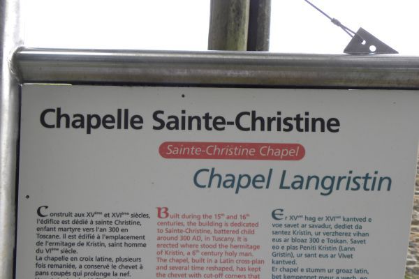 Infobord. Gebouwd in de 15e à 16e eeuw op de plek van de kluizenarij van Kristin, een heilig man uit de 6e eeuw, thans toegewijd aan Christina, kindmartelares uit de 3e eeuw in Toscane. De kapel herbergt verschillende beelden uit de 15e, 16e en 17e eeuw, evenals een reliekschrijn meegebracht uit Rome in 1735. De toren was in 1944 verwoest door een granaatinslag. Alleen op de dag van de pardon is er nog een dienst, de laatste zondag van juli.
