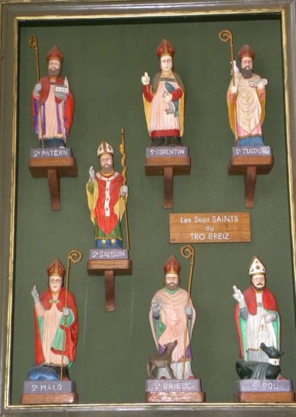 Zeven stichter-bisschoppen van Bretagne. Patern van Vannes, Corentin van Quimper, Tugdual van Tréguier, Samson van Dol, Malo van Aleth (St-Malo), Brieuc van St-Brieuc, Pol van St-Pol-de-Léon. ± 1980, houten beeldjes.