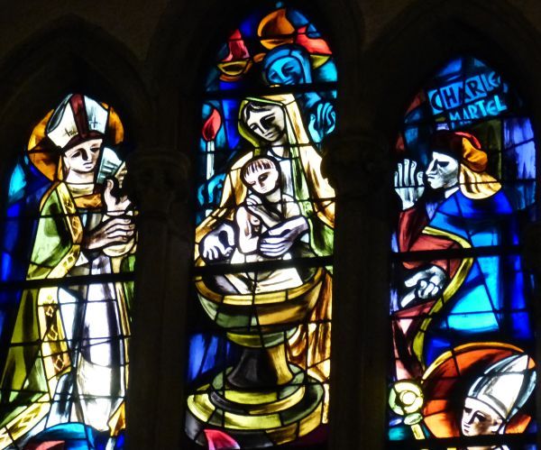 'Doop Pepijn III' (Pepijn de Derde (ook de Korte), geboren rond 715 als tweede zoon van Karel Martel. Volgens de legende werd hij gedoopt door Sint Willibrord zelf. Tezamen met zijn broer Carloman vanaf 741 hertog van Neustrië, Bourgondië en de Provence. Met toestemming van paus Zacharias in 751 uitgeroepen tot koning der Franken. Huwde met Bertha (ook Bertrada) met de Grote Voet. Bij haar kreeg hij twee zoons: Karel de Grote en Carloman. Herhaaldelijk ging hij de heilige abdis Lioba (f+ 780; feest 28 september) in Tauberbischofsheim om raad vragen. Deze wijze gewoonte werd overgenomen door zijn beide zonen Karel en Carloman. Vooral Karel had groot respect voor haar, wat hem goed uitkwam toen hij na de dood van zijn vader en zijn broer zelf koning werd. Pepijn zou de geschiedenis ingaan als grondlegger van de kerkelijke Staat. Hij stierf in 768.