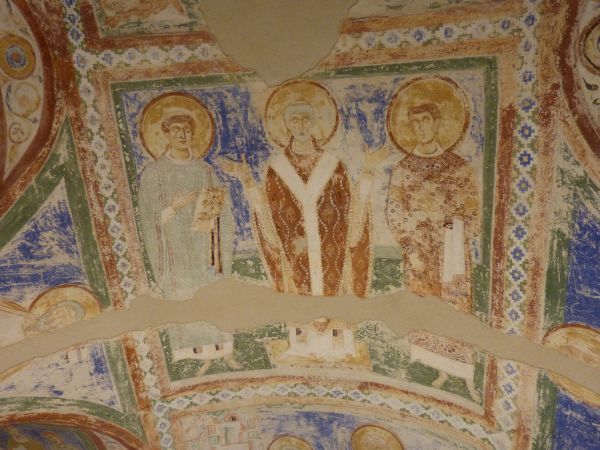 Rechts Syrus. Volgens de traditie is hij leerling van Hermagoras, de eerste bisschop van Aquileia (midden). Links Hermagoras' diaken Fortunatus.